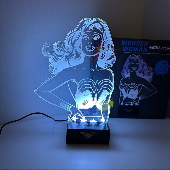Wonder Woman light and comic bundle - Picture 4 of 9